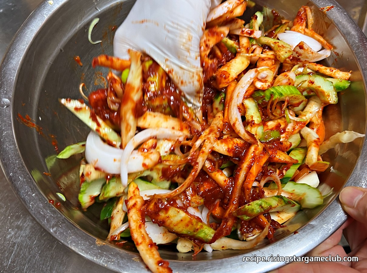 도라지와 야채에 양념을 무치는 사진