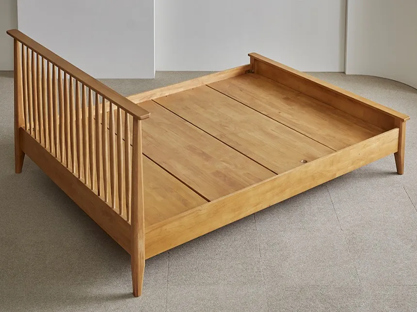 나무색-매트리스-없는-평상형-침대-헤드에-나무기둥-여러개있는-매립형-통깔판