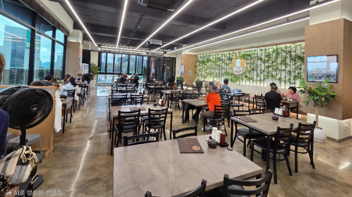 맥선생 식당 안쪽 모습, 전반적으로 깨끗한 느낌이다.