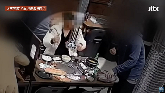 자신을 인플루언서라고 주장하며 고깃집에서 난동을 피운 한 만취 남성의 모습이 공개됐다. [사진=JTBC]