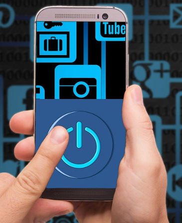 스마트폰을 사용하고 있는 모습