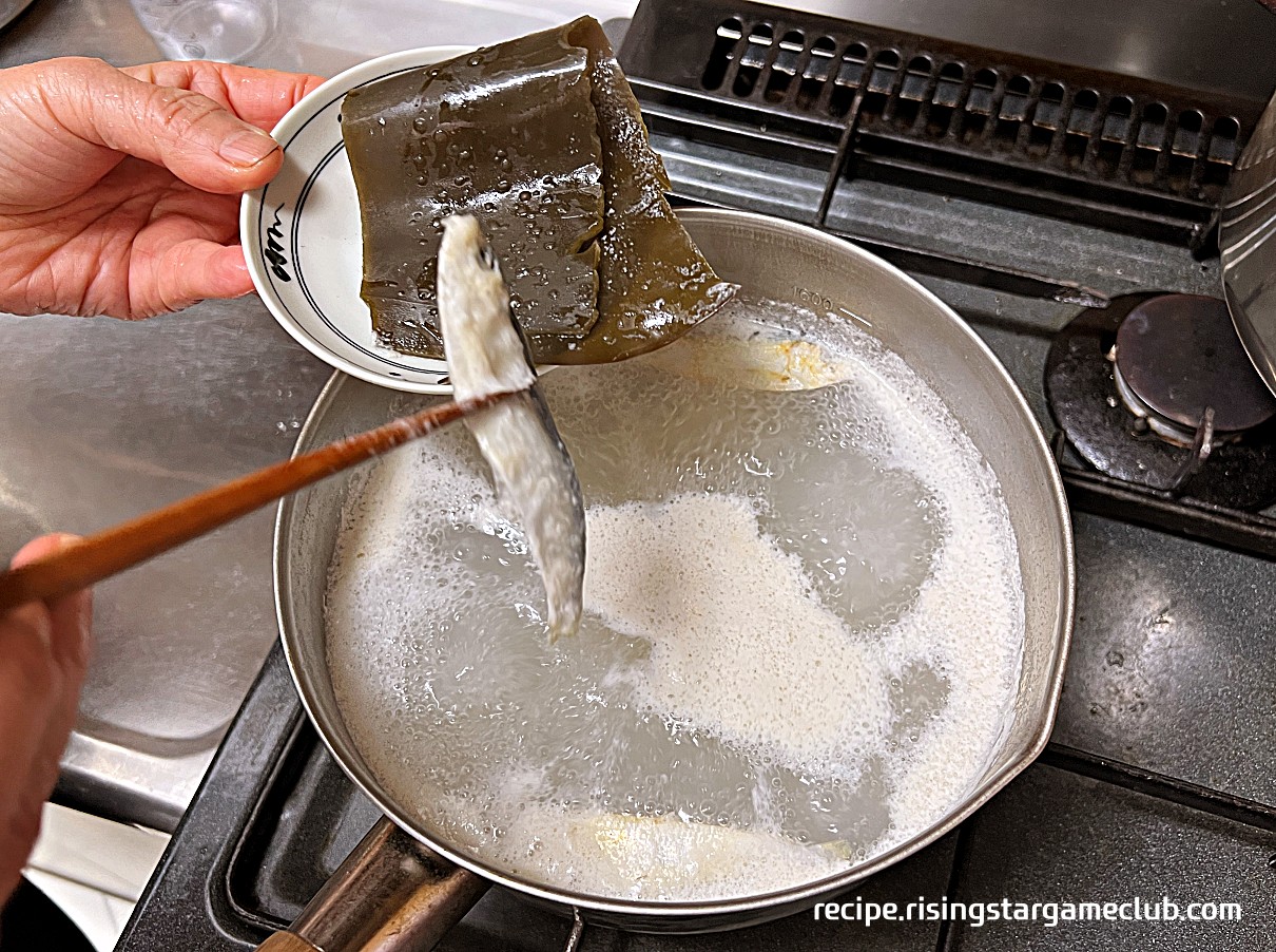 쑥 된장국 육수 재료 건져내기