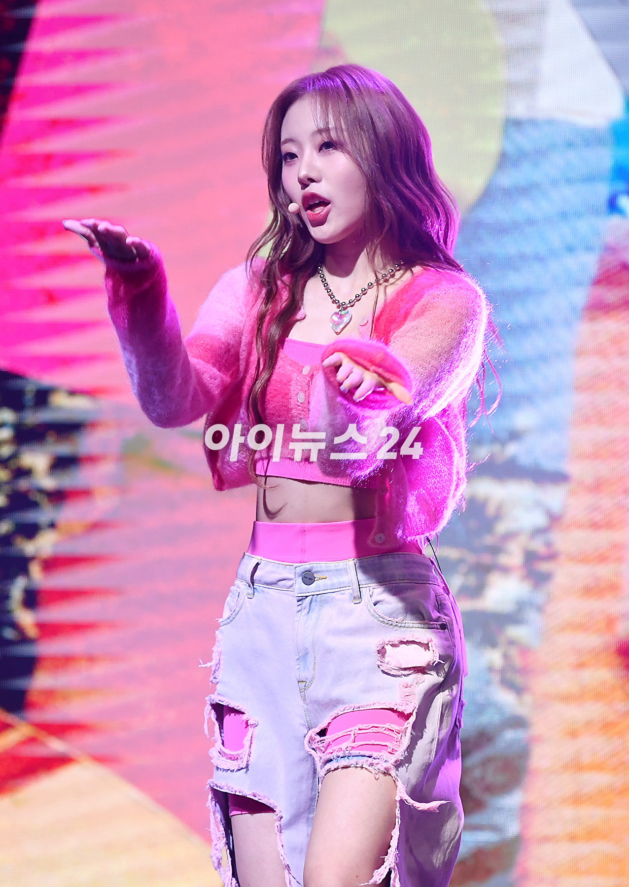 걸그룹 빌리(Billlie) 션이 23일 오후 서울 서교동 신한카드pLay스퀘어 라이브홀에서 '사이드-비:메모얼스 오브 에코 언씬(side-B : memoirs of echo unseen)' 발매 기념 쇼케이스에서 무대를 선보이고 있다. [사진=곽영래 기자]