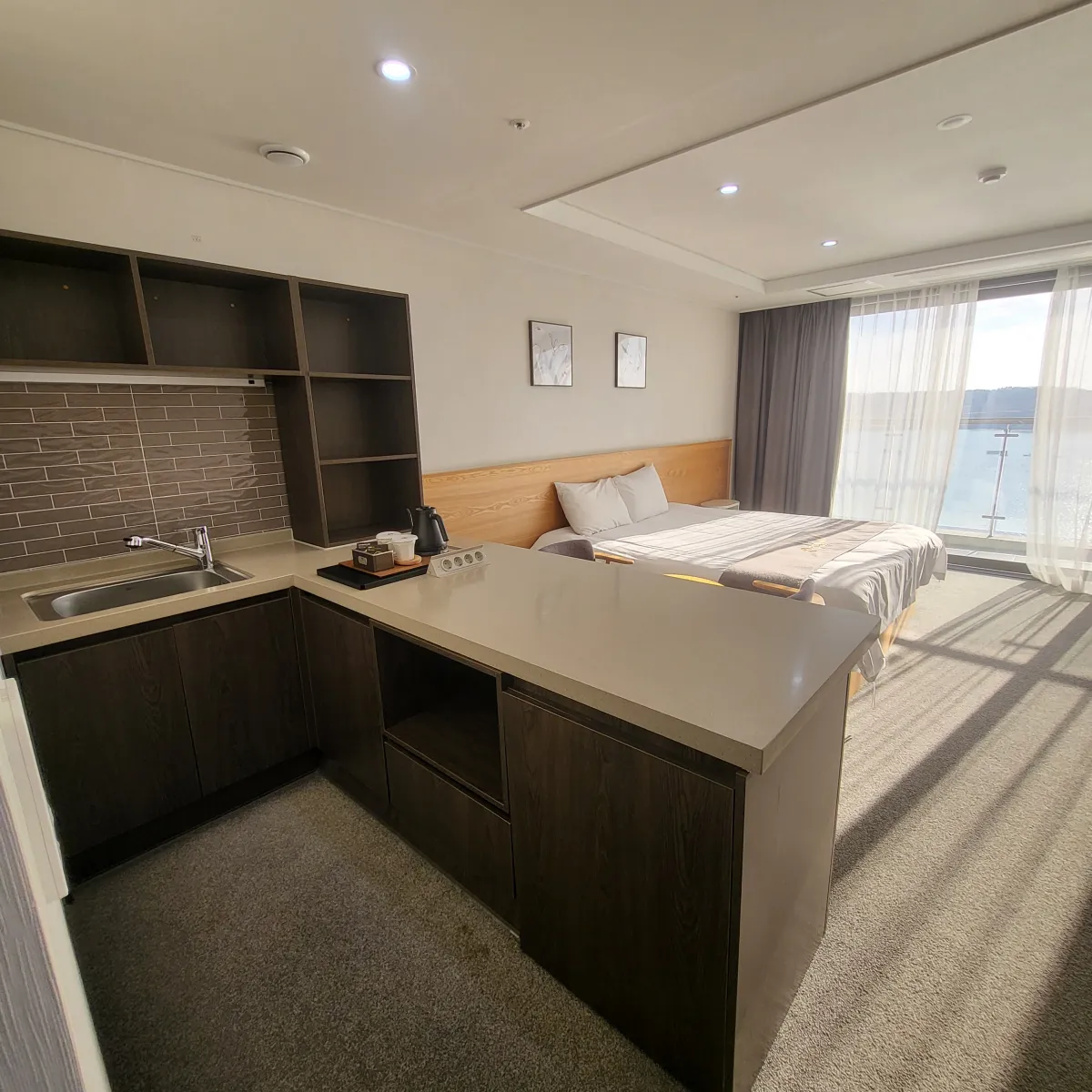 오션힐호텔-방의-전경-싱크대가-포함