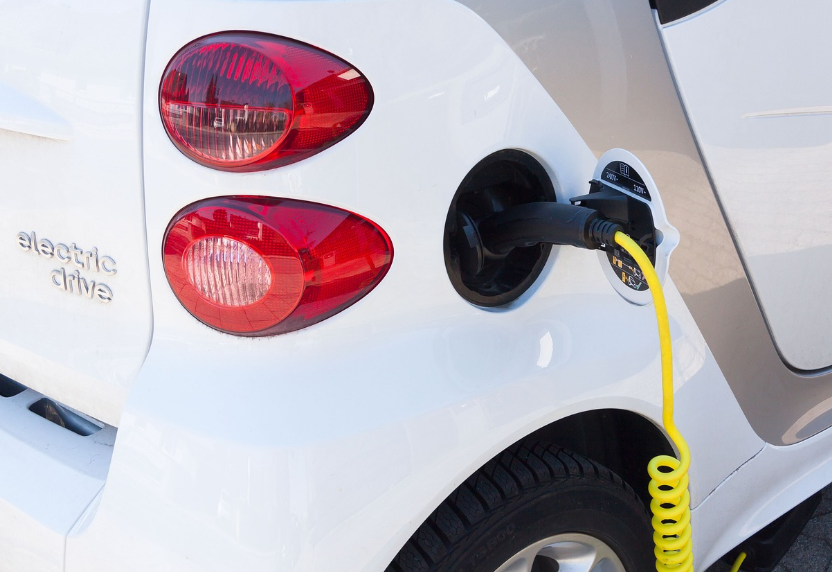 전기차 충전하는 사진