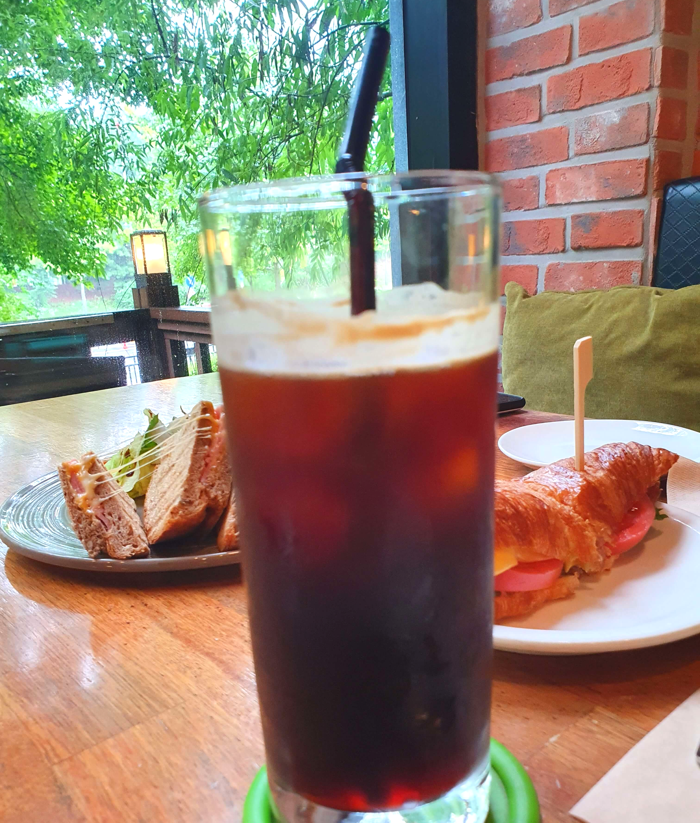 브런치 메뉴와 아이스아메리카노