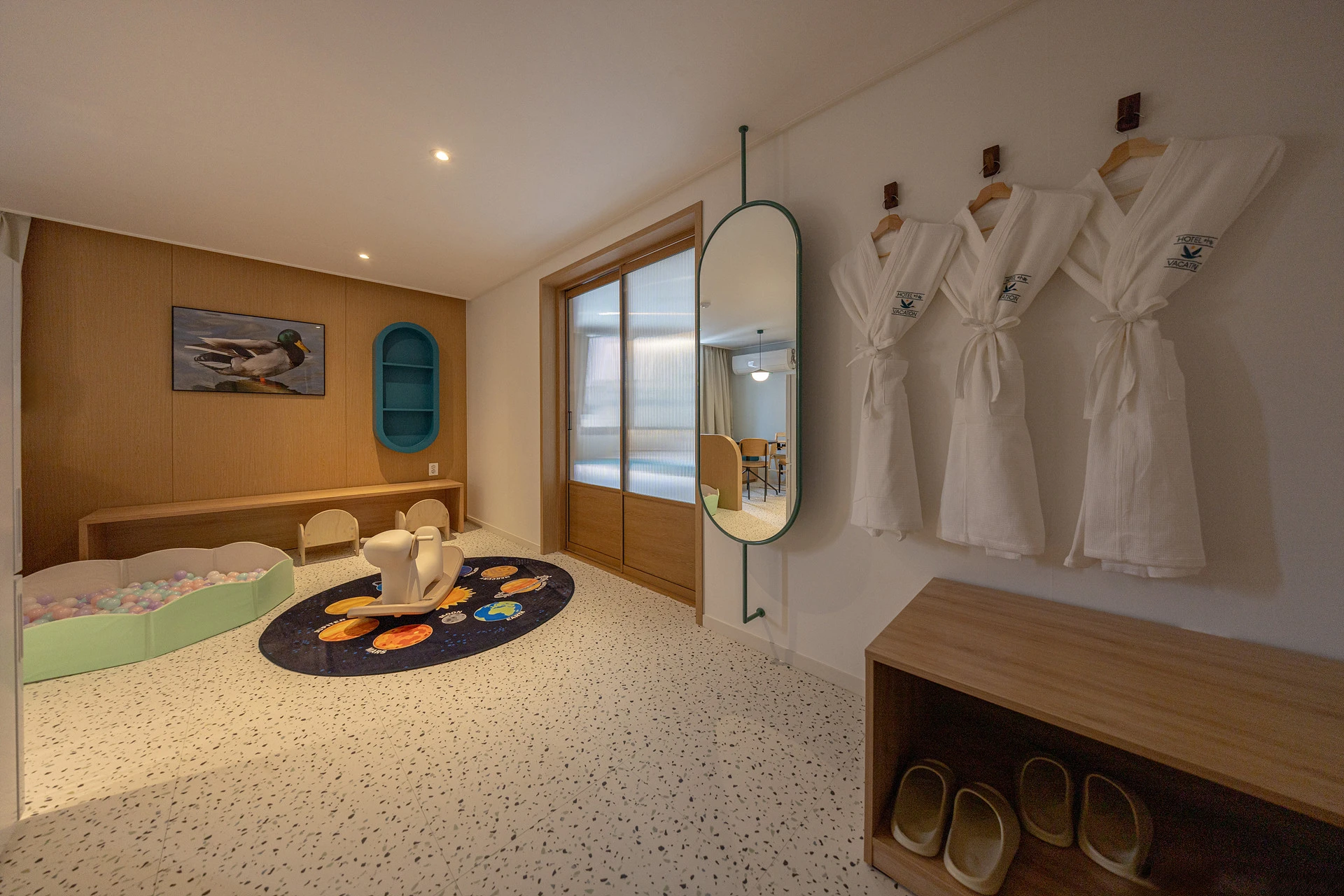 호텔-키즈-내부-아기가-놀-것