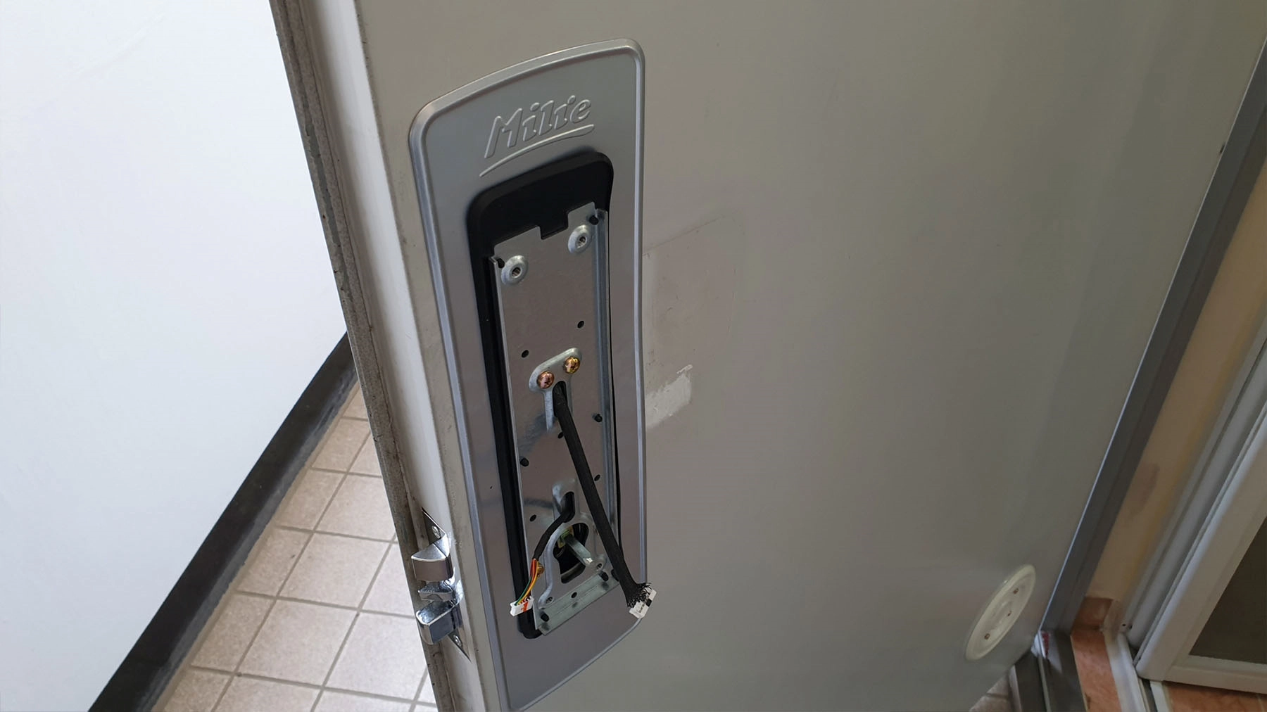 도어록 설치 보강판 고정 모습