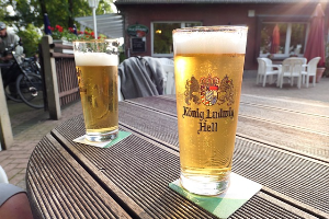 맥주 2잔이 테이블위에 있는 모습