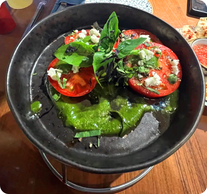 샤실릭-토마토-카르파치오-페스토소스-맨아래-깔고-토마토조각-얹음