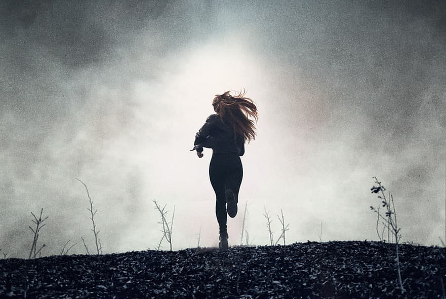 [꿈해몽]쫓기는 꿈 &ndash; 무언가를 피하고 있는 당신에게