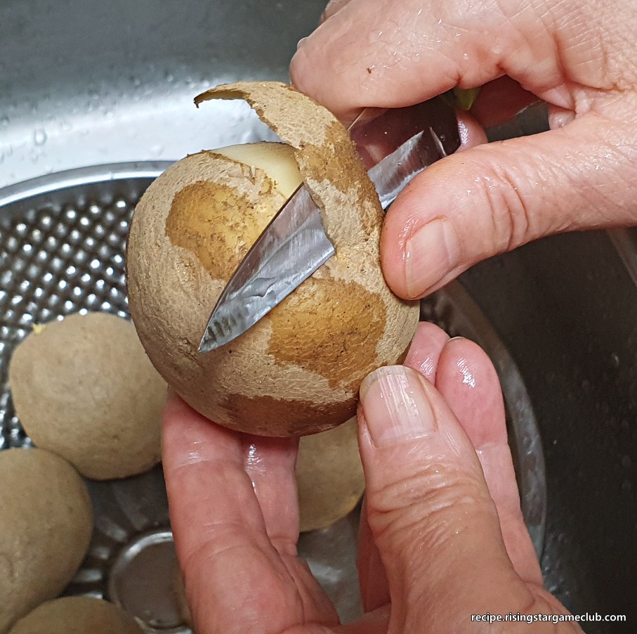 감자채볶음에 들어갈 감자의 껍질을 제거하는 사진