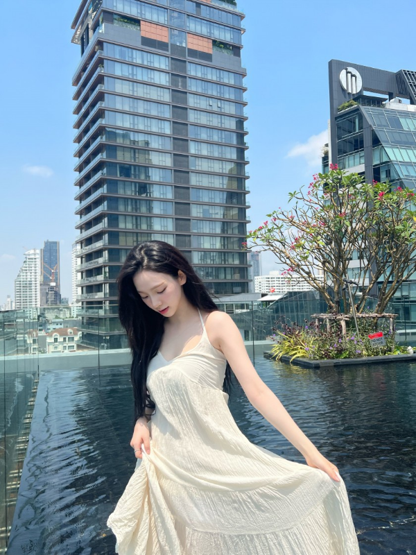 청순한 흰색 드레스를 입은 카리나 사진 3