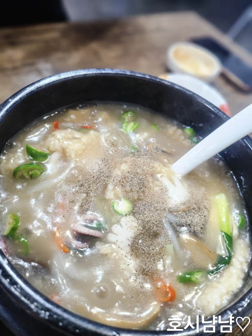 후추가 뿌려진 요리왕 해물누룽지탕