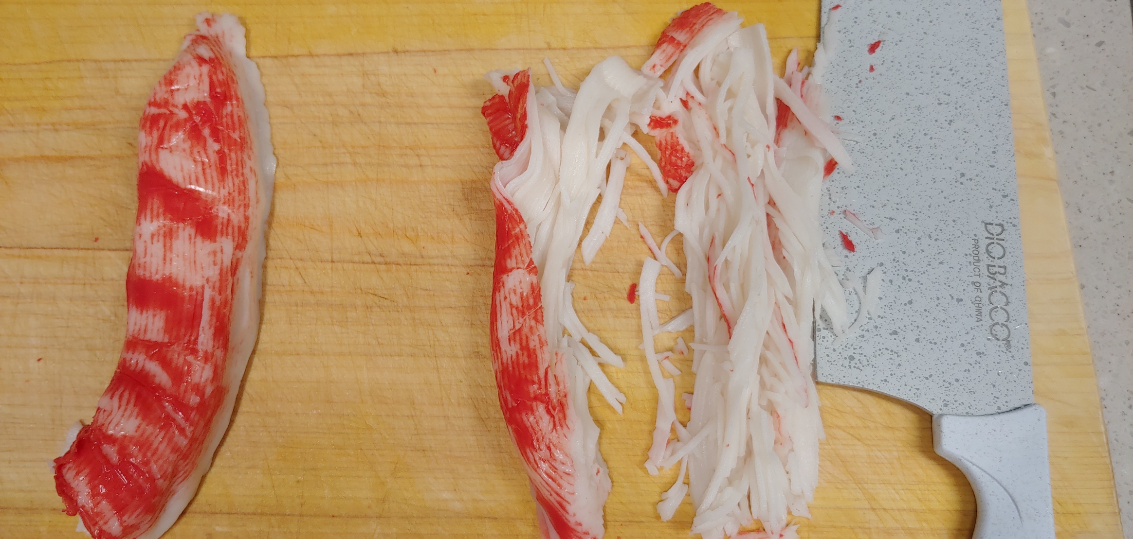 보이는대로 세로 결에 따라 찢습니다. 손으로 하셔도 됩니다.