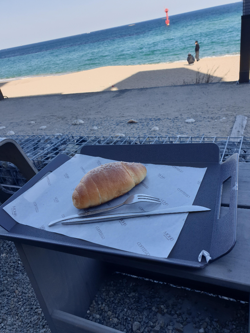 나이크와 포크와 함께 트레이에 올려져 있는 소금빵