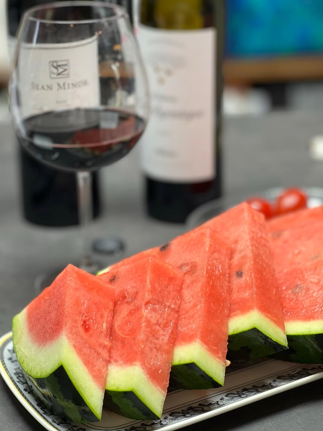 잘 익은 수박은 수분이 많습니다.