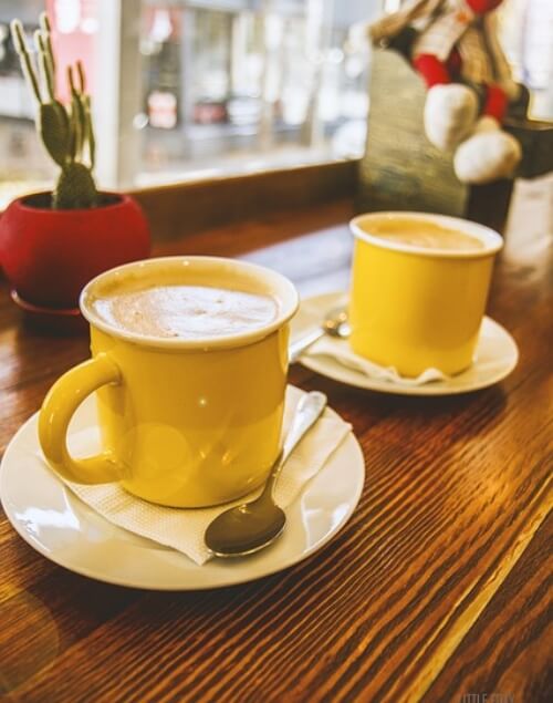 카페에 있는 커피 이미지