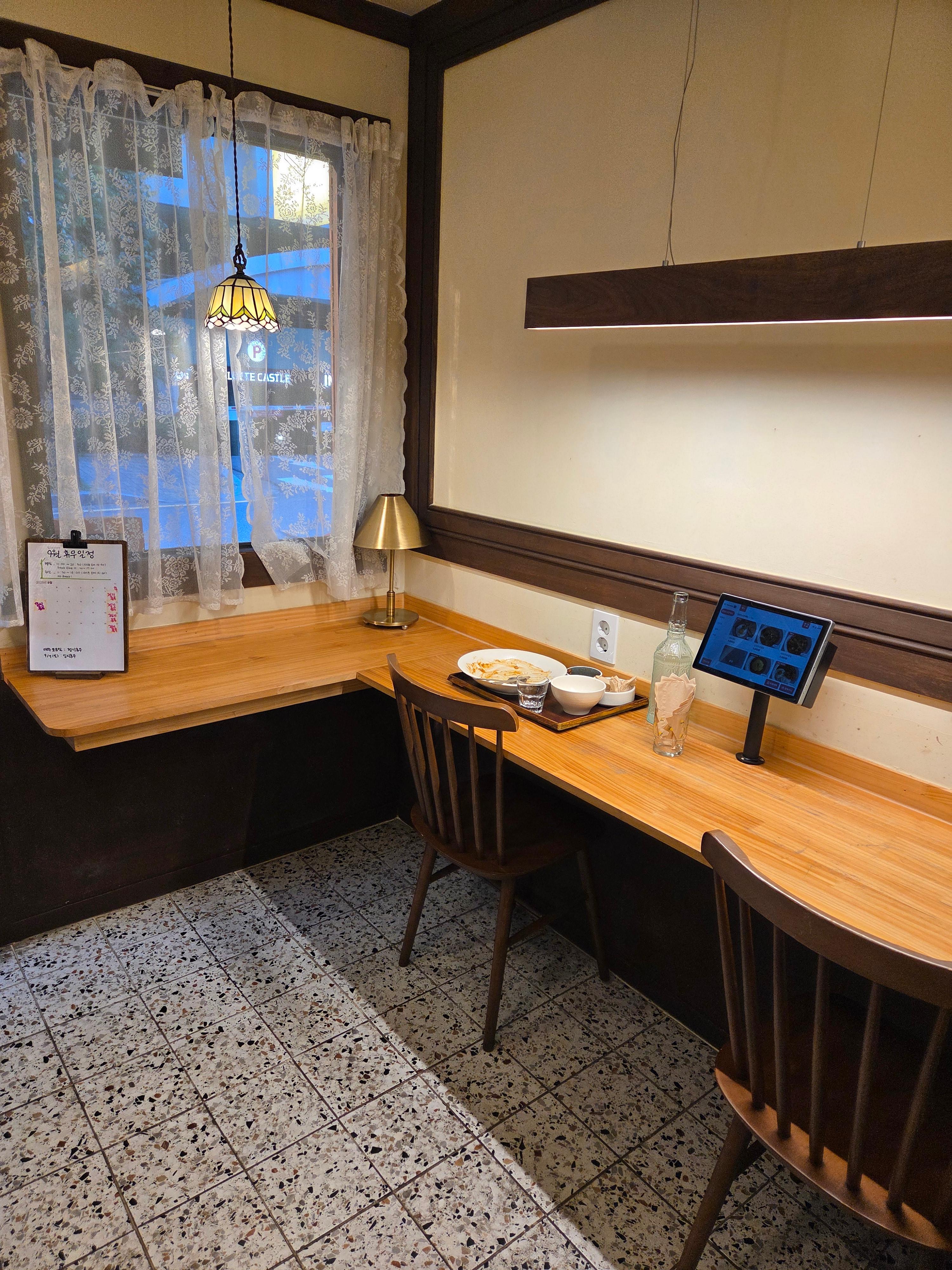 봉스토랑 창가 혼자 먹을수 있는 좌석, 1인용 테이블 전경