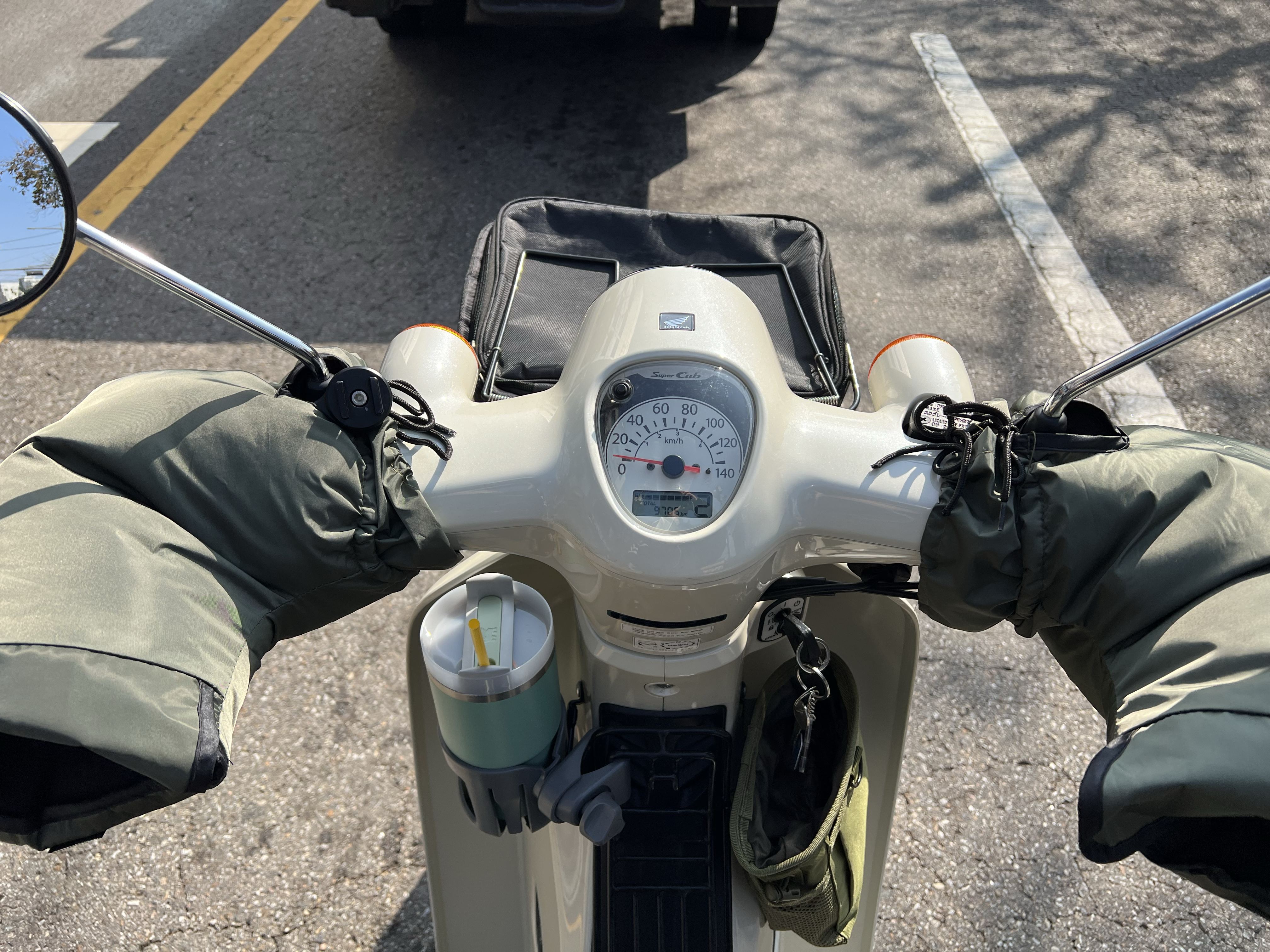 슈퍼커브 유모차컵홀더 장착 후 위에서 바라본 사진