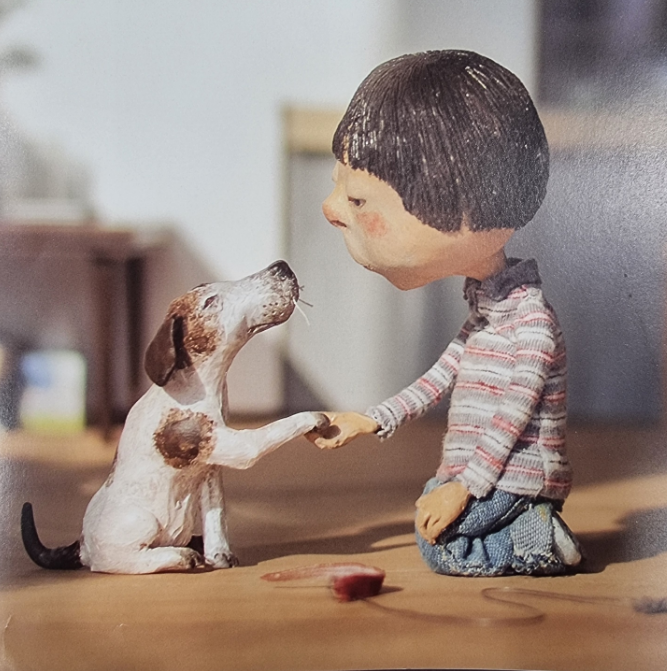 강아지와 이야기하며 노는 동동이