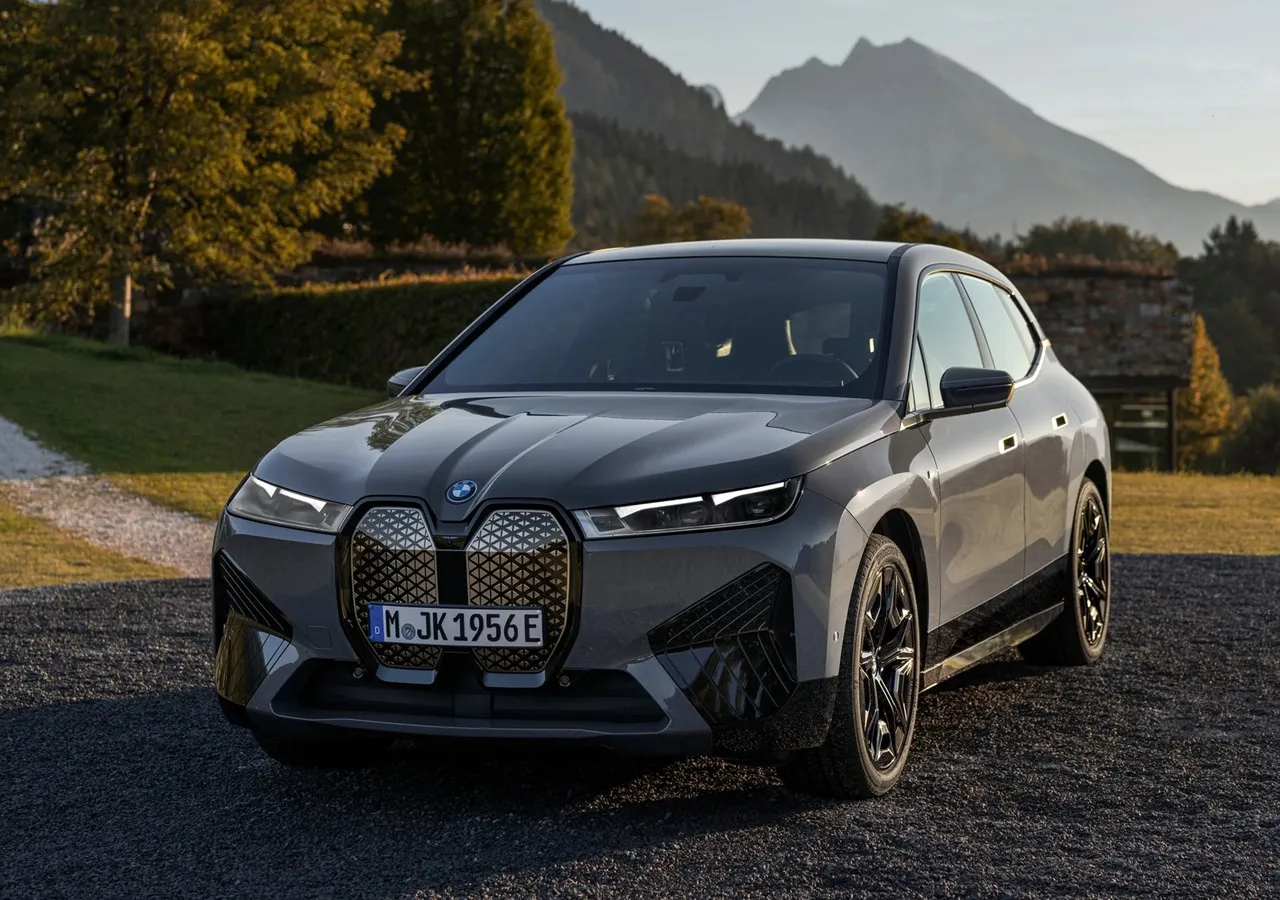 BMW IX M60 차량 이미지