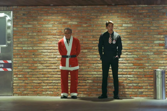 패밀리 레스토랑에서 일하는 한필주(이성민)과 절친 박인규(남주혁)