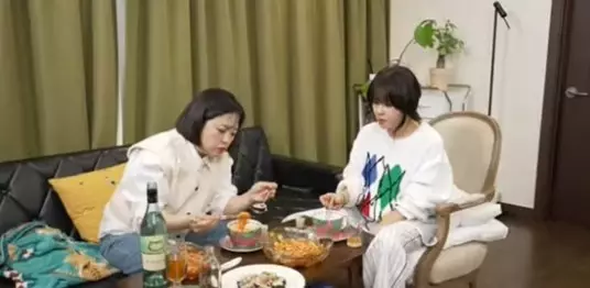 비빔국수를 먹는 최강희