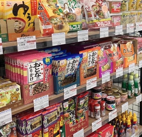 일본 식료품 판매 진열장 사진