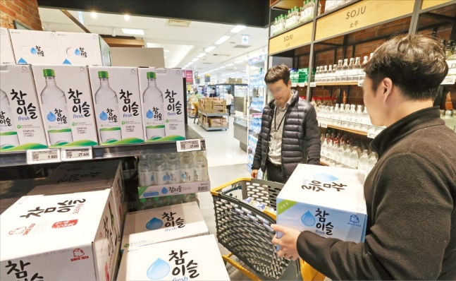 하이트진로가 오는 9일 참이슬 등 소주 제품 출고가를 인상하기로 함에 따라 '식당 소주값 7000원 시대'가 현실화할 것이란 전망이 나온다.