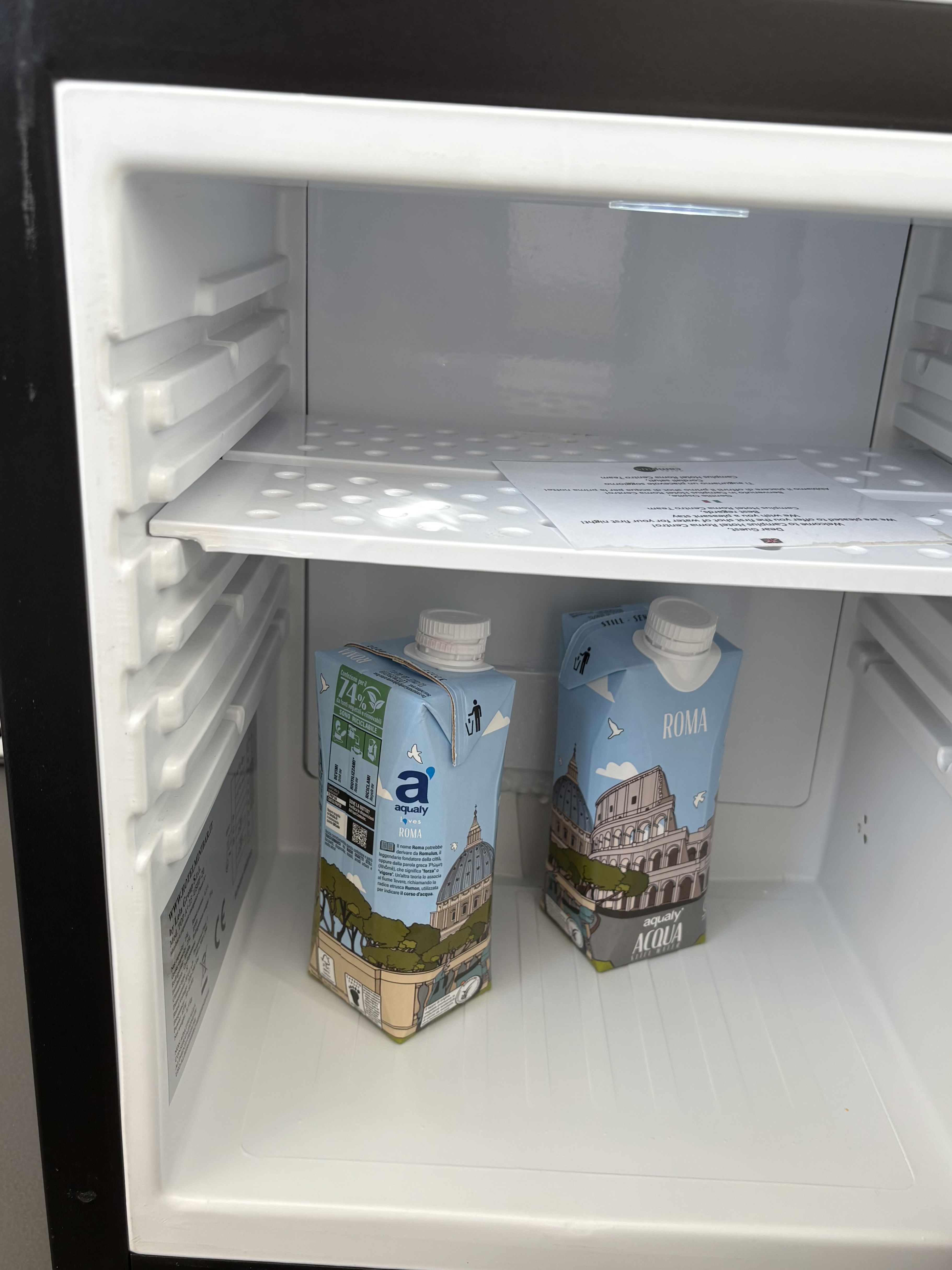 캠플러스 호텔 객실 냉장고