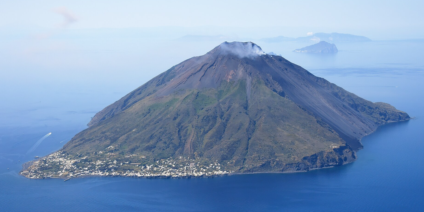 스트롬볼리 화산의 전경 사진