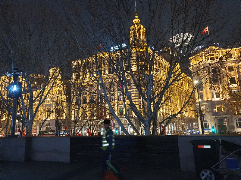 캄캄한 밤하늘에 밝게 빛나는 와이탄 건물들