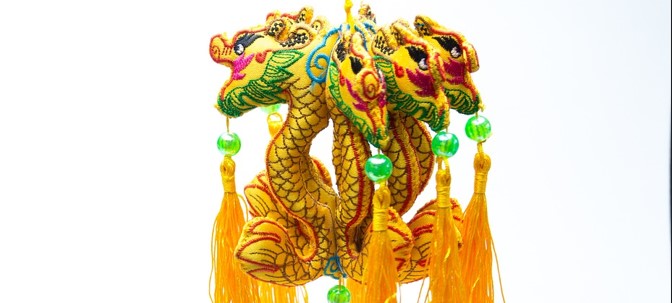 중국풍 느낌이 나는 황금색 용 인형 4마리가 있는 사진