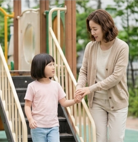 부모와 아이가 손을 잡고 계단을 오르는 모습