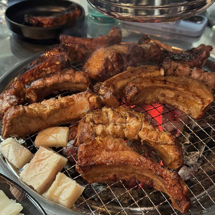숯에 구워지는 록갈비