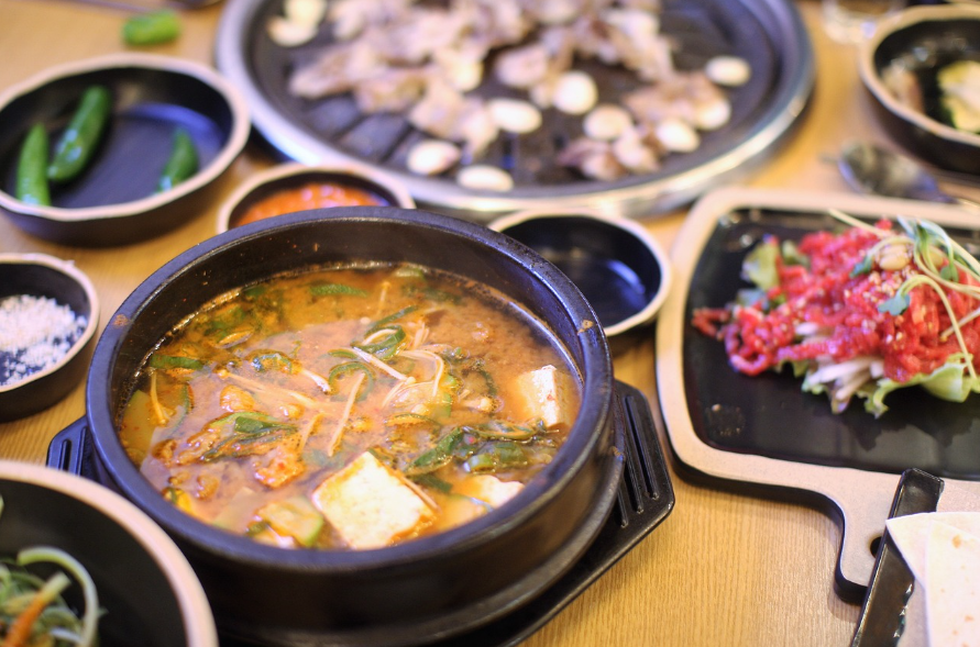 후린날-바람부는날-된장찌개-삼겹살