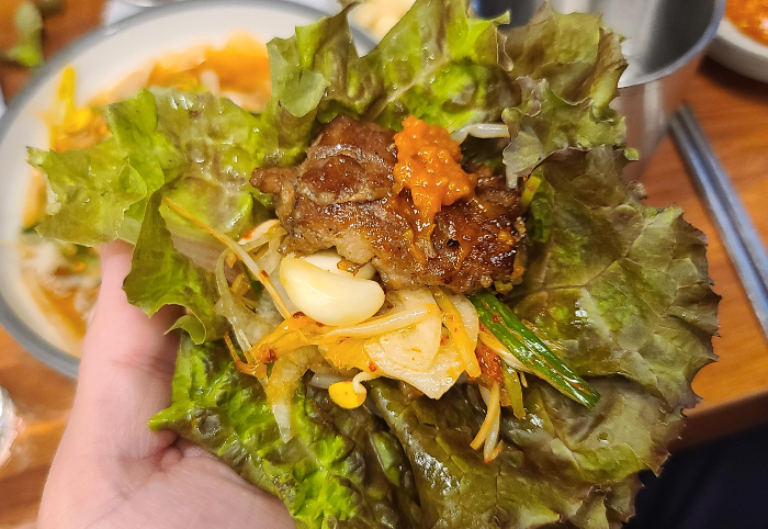 돼지양념갈비 오박사 숯불 돼지갈비 성남 맛집 외부 이마트24 내부 밑반찬 은은한 숯향 돼지갈비 한쌈