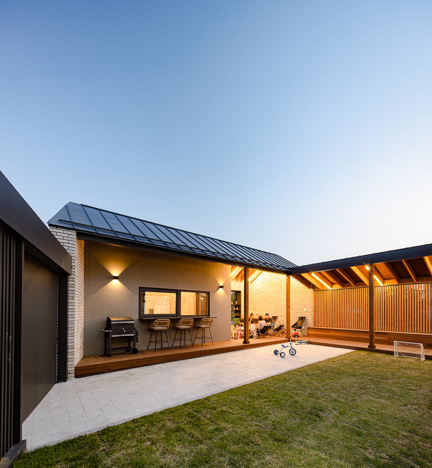 아이들이 마음껏 뛰어놀 수 있는 넓은 마당이 있는 집의 모습