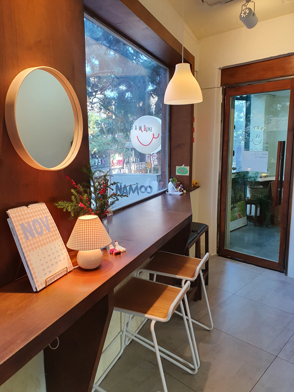 메리그린-창가자리와-출입문