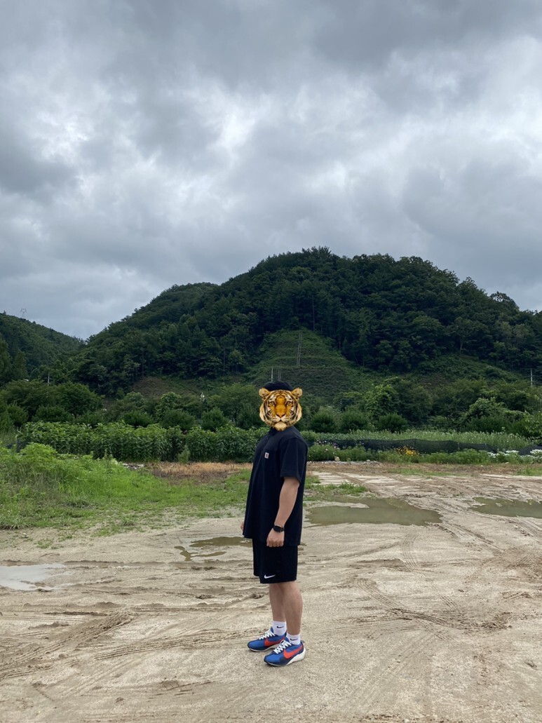 데일리 룩(오뭘입)_칼하트 카라티 반팔, 나이키 반바지, 나이키 문레이서, 남자꿀조합코디, OOTD