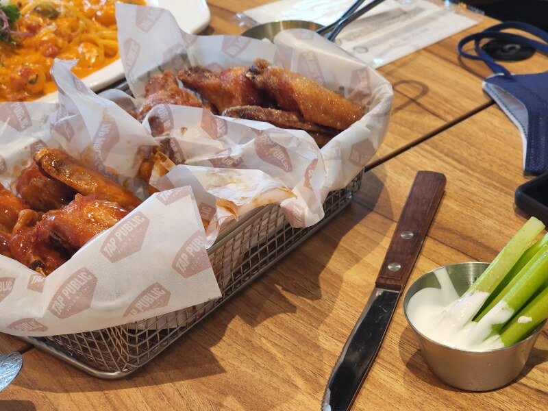 윙. 간장 양념과 매운 양념 두 가지 맛으로 나뉘어져 있다. 사워 소스가 같이 서빙되는데 사워 소스에는 샐러리 스틱이 꽂혀 있다.