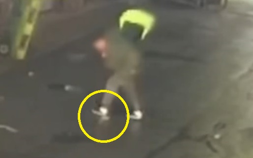 길을 걷던 행인이 위에서 벽돌이 날아들자 몸을 피하고 있다. 원 안이 던져진 벽돌 CCTV 캡쳐 [사진=MBN 뉴스 캡쳐]