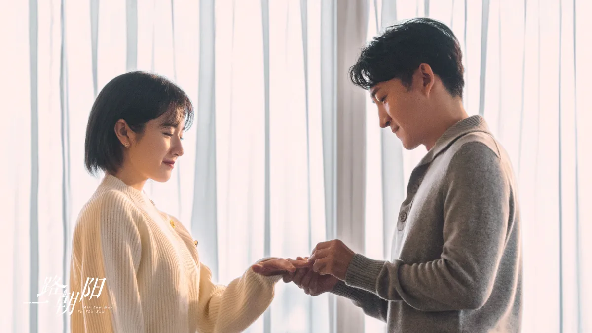 일로조양-이란적-왕양-손에 반지끼워주는 모습