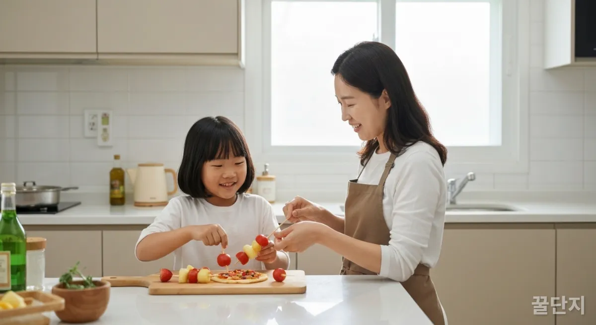 엄마와 아이가 주방에서 함께 요리하며 즐거워하는 모습