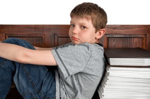 불상한 모습을 한 7살 정도 되는 아이가 벽에 기대고 있는 사진입니다.