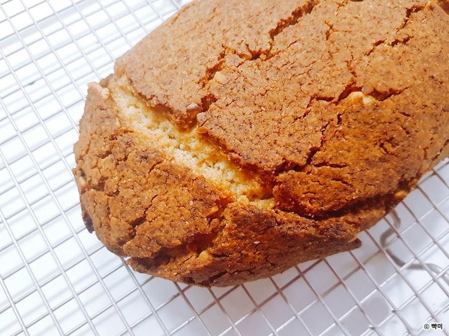 갓 구워낸 모카빵 식힘망에서 식혀주기