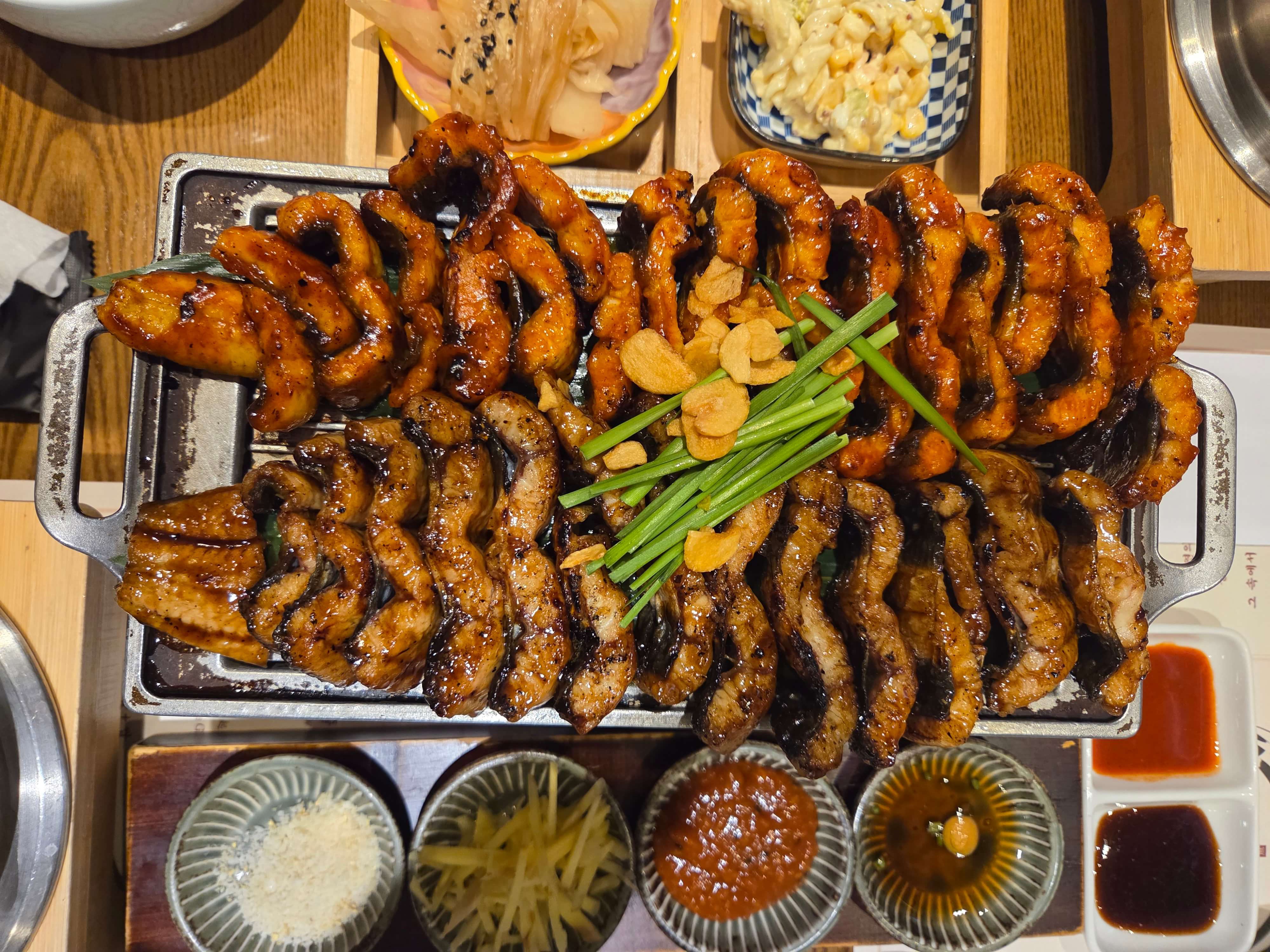 위쪽은 고추장양념, 아랫쪽은 간장양념