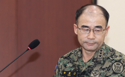 곽종근 사령관이 연단에서 연설중인 사진