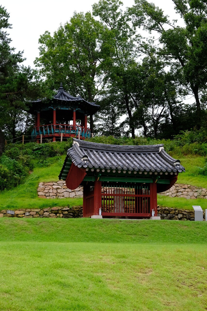 한국 전통 향을 주제로 한 문학과 예술 작품 분석